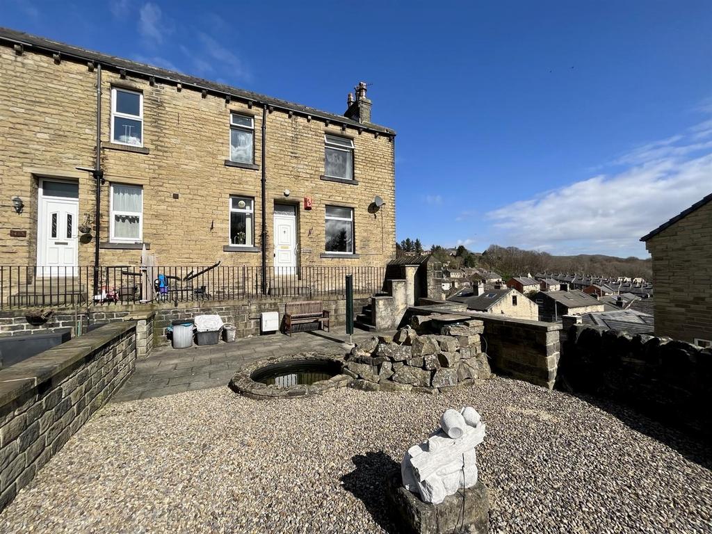 Rochdale Road, Greetland, Halifax 2 bed end of terrace house £145,000