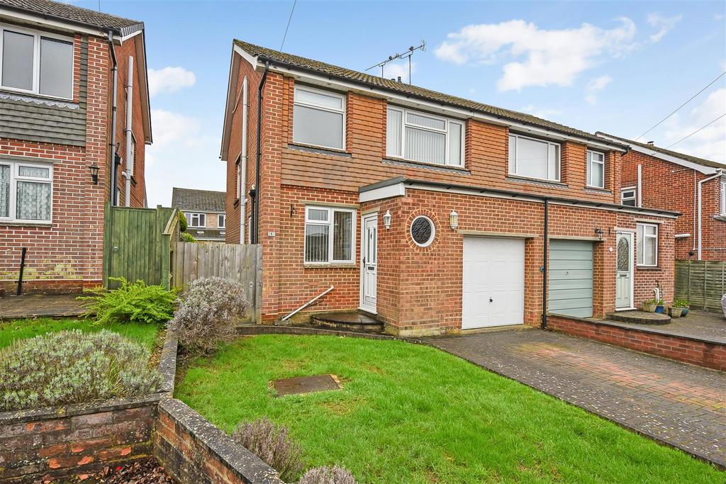 Close, Halterworth, Romsey... 3 bed semidetached house £400,000