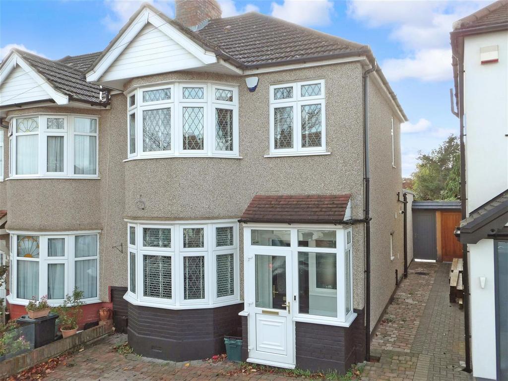 Hawthorn Road, Buckhurst Hill 3 bed end of terrace house £2,500 pcm