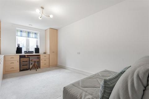 Flat 17, Crayshaw Court Abbotsmead Place, Caversham, Reading, RG4 8EQ