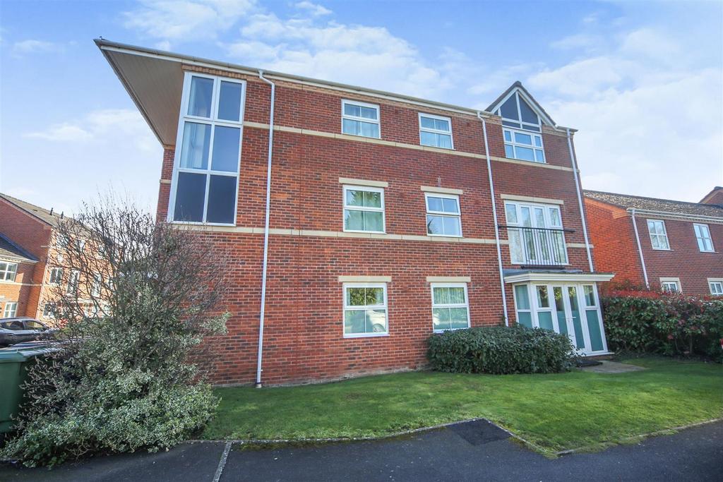 Gloucester Close, Redditch 2 bed flat £130,000