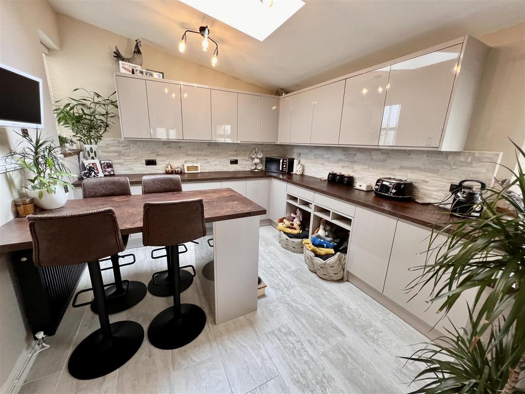 Pontamman Road, Ammanford 4 bed detached house £325,000