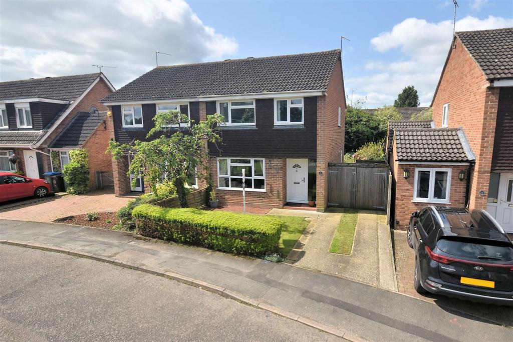 Yorke Close, Aston Clinton HP22 3 bed semidetached house for sale £