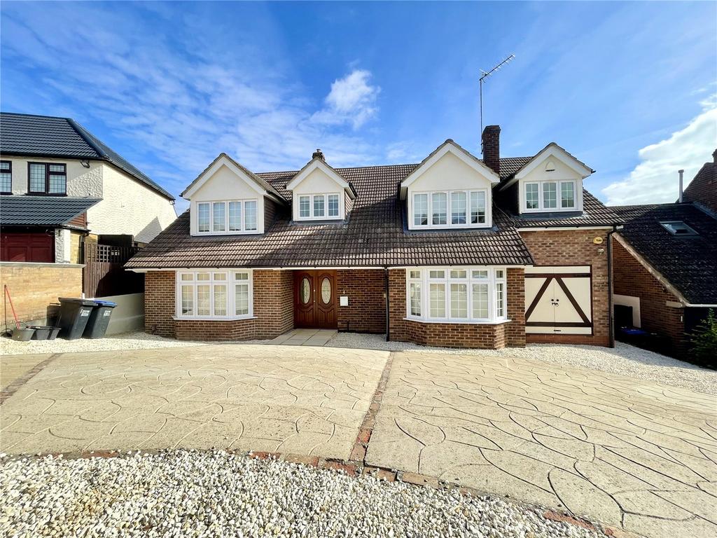 Warwick Avenue, Cuffley... 4 bed house to rent £3,595 pcm (£830 pw)