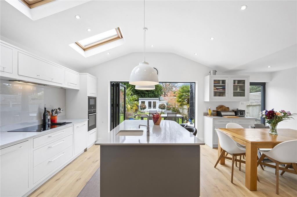 Kings Road, WaltononThames, Surrey, KT12 4 bed detached house £