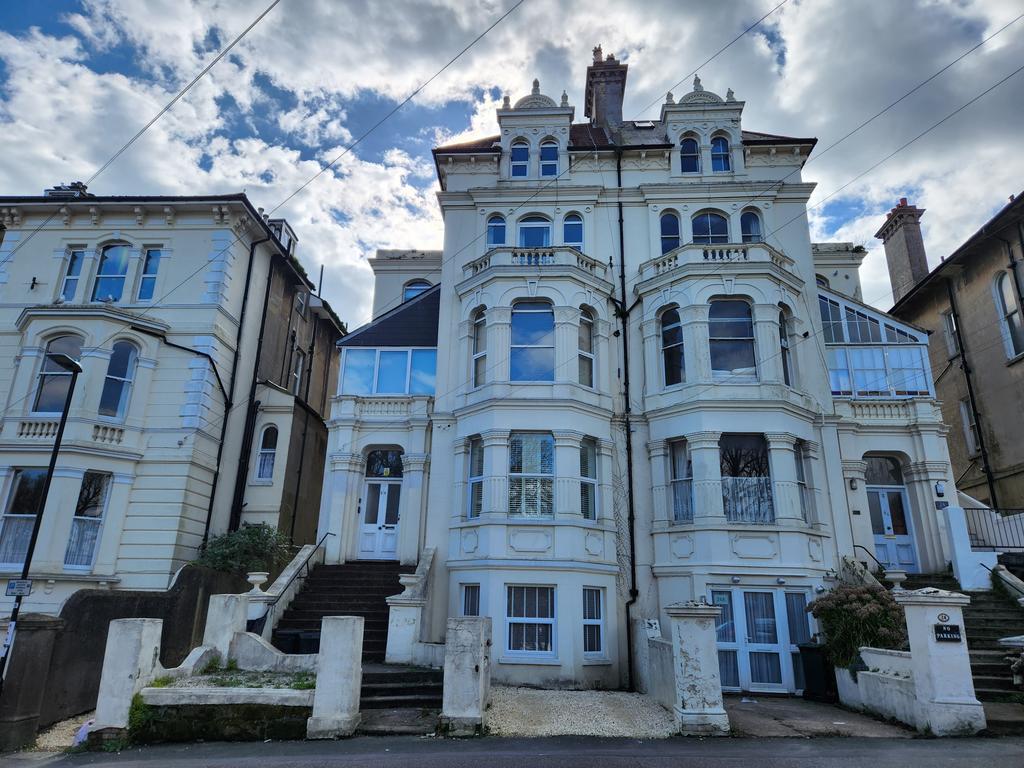 Cornwallis Gardens, Hastings, TN34 3 bed flat £1,250 pcm (£288 pw)