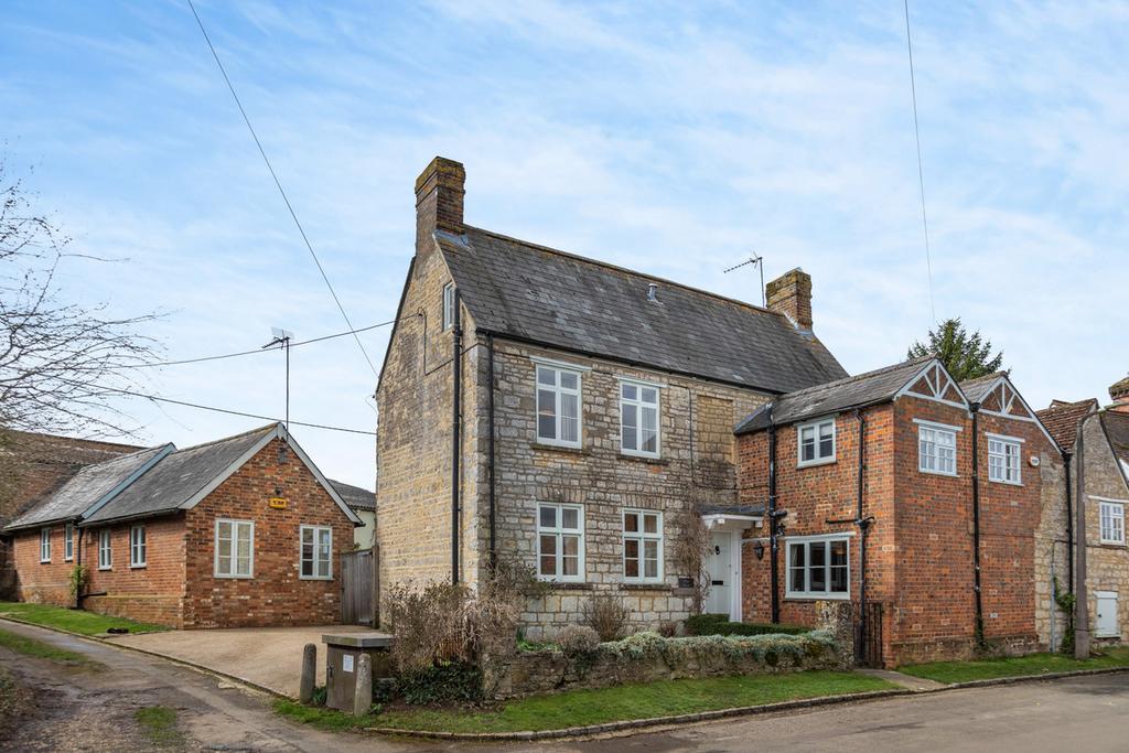 Mere Road, Finmere, Buckingham Buckinghamshire MK18 4AR 4 bed cottage