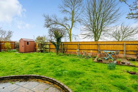 6 Roundhead Drive, Thame, OX9 3DG