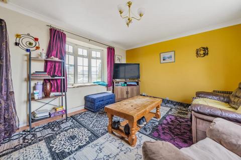6 Roundhead Drive, Thame, OX9 3DG