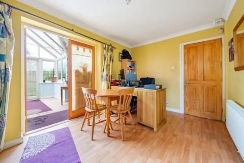 6 Roundhead Drive, Thame, OX9 3DG