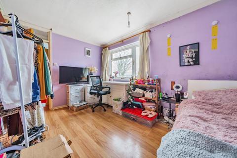 6 Roundhead Drive, Thame, OX9 3DG