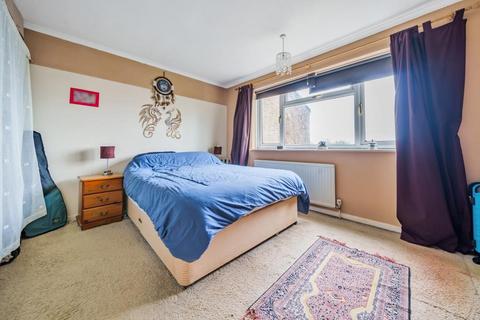 6 Roundhead Drive, Thame, OX9 3DG