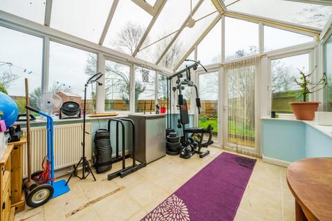 6 Roundhead Drive, Thame, OX9 3DG