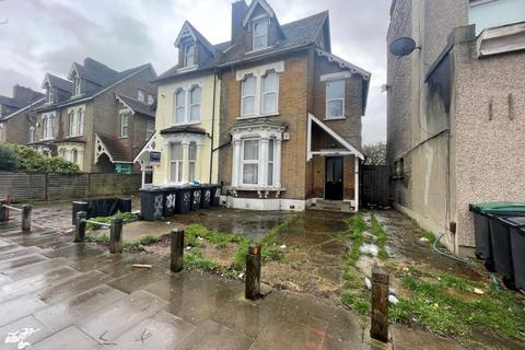 3 bedroom apartment for sale - Upper Rear Flat C, 82 Park Lane, Haringey, London, N17 0JR