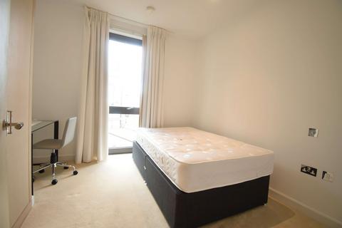 2 bedroom flat to rent - Viaduct Gardens, London SW11