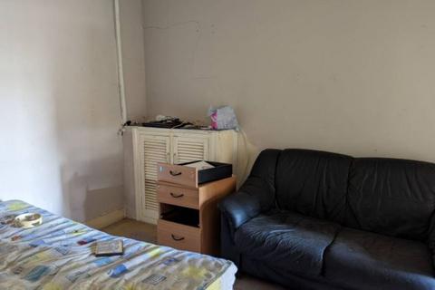 2 Dunkeld Road, London, SE25 6QH