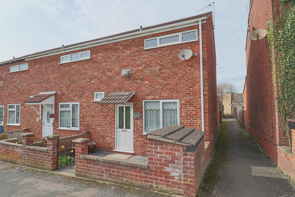 Hethersett Close, Newmarket, Suffolk 2 bed end of terrace house £225,000