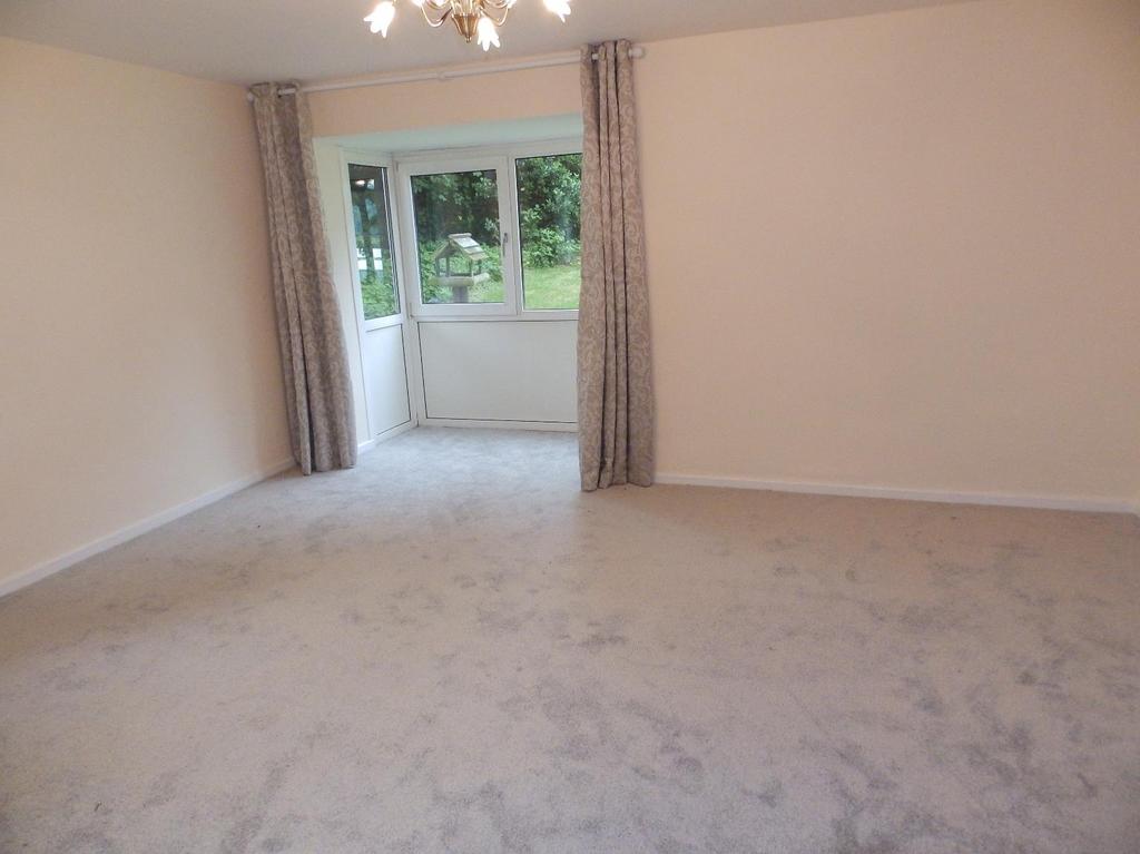 Hoyle Court Road, Baildon, Shipley, West Yorkshire, UK, BD17 2 bed flat