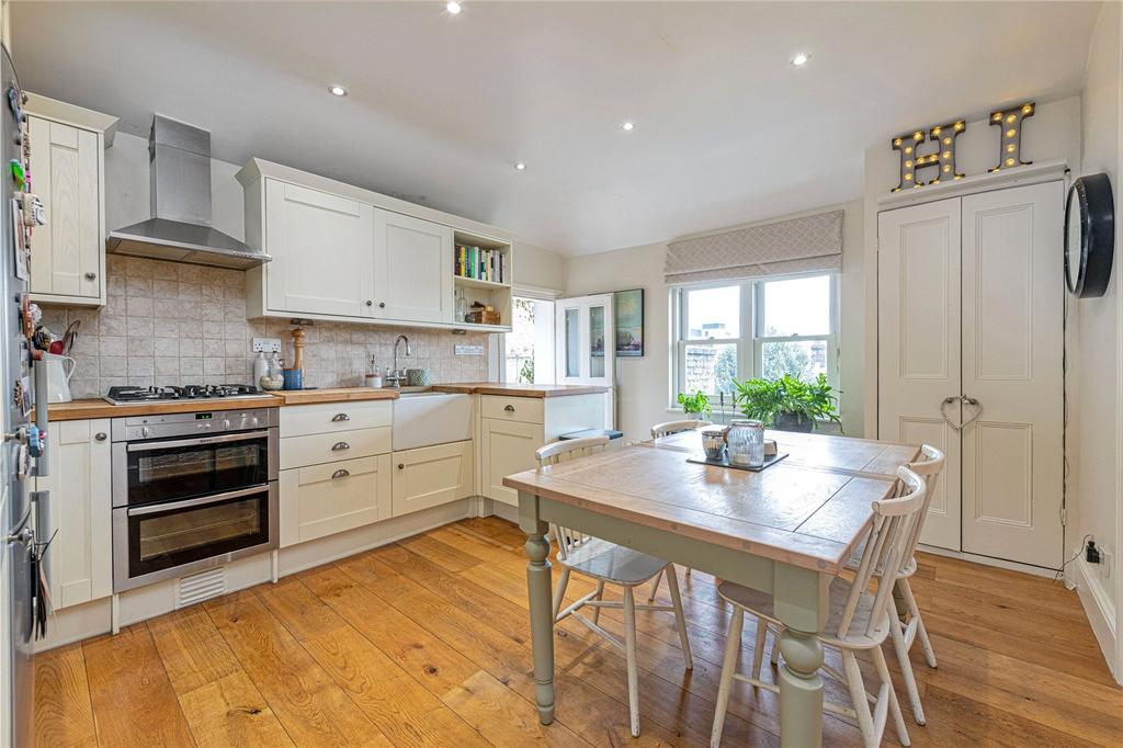 Altenburg Gardens, SW11 3 bed apartment for sale £925,000