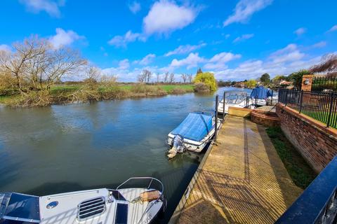 5 bedroom detached house for sale, RIVERSIDE - Wraysbury, Berkshire