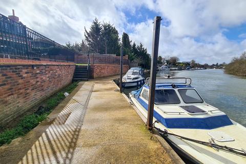 5 bedroom detached house for sale, RIVERSIDE - Wraysbury, Berkshire