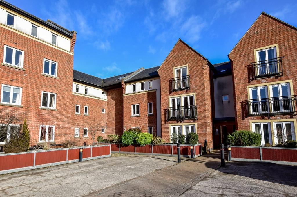 Gilbert Scott Court, Old Amersham... 2 bed apartment £1,500 pcm (£346 pw)