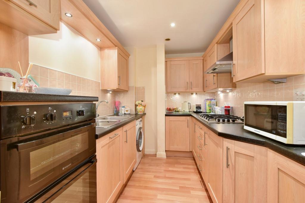 Gilbert Scott Court, Old Amersham... 2 bed apartment £1,500 pcm (£346 pw)