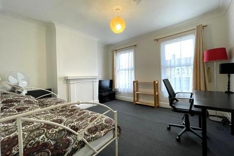 1 bedroom flat to rent, Cann Hall Road, Leytonstone, E11