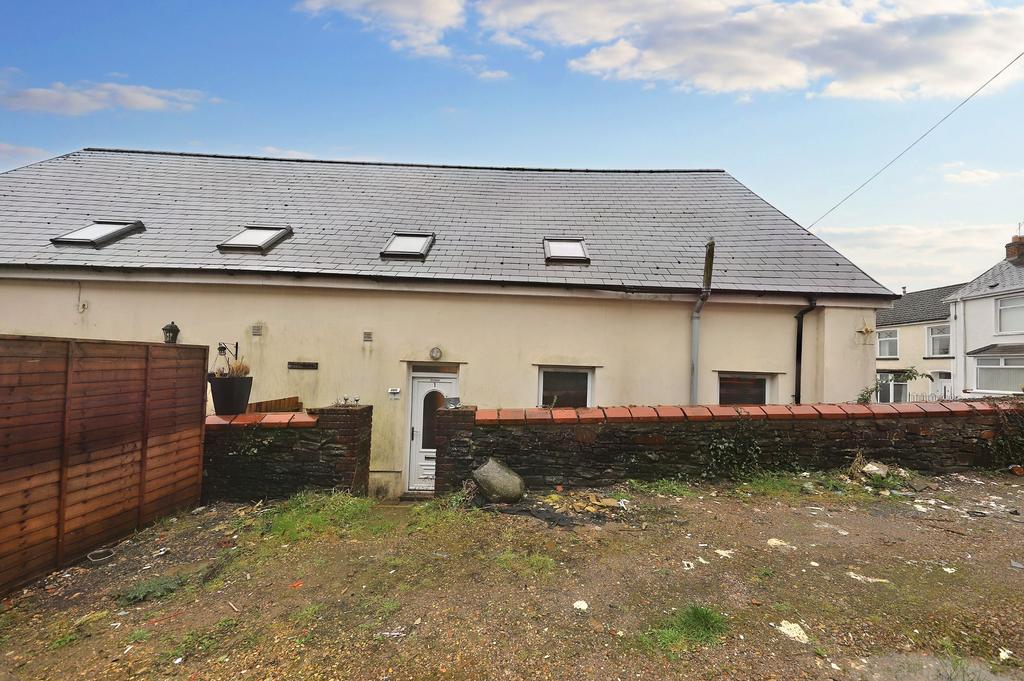 Abercynon, Mountain Ash CF45 3 bed semidetached house £780 pcm (£180 pw)