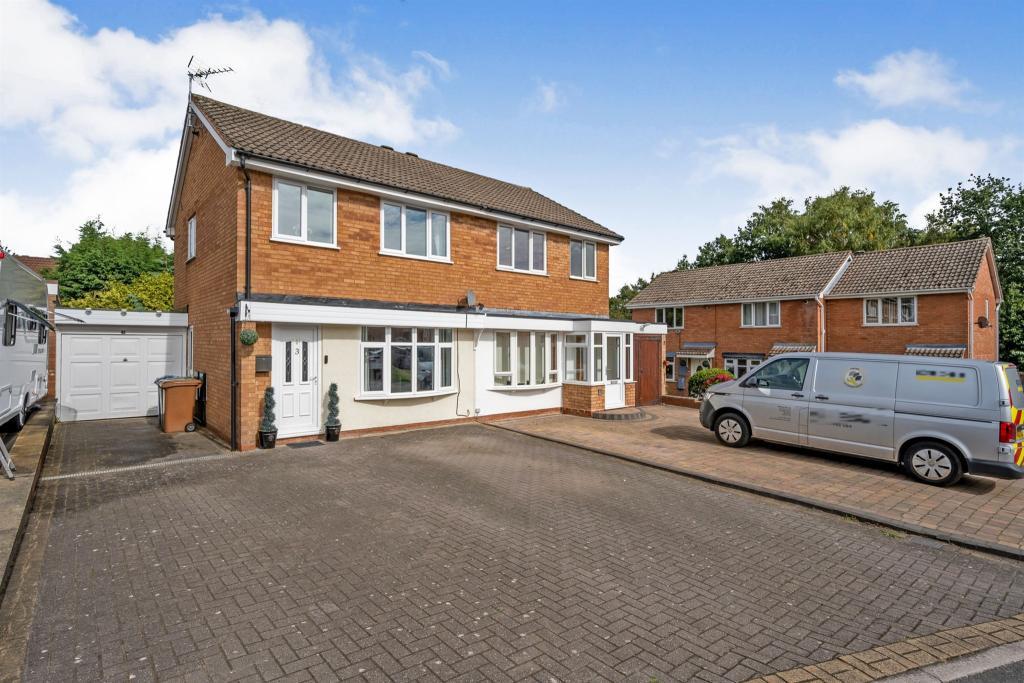 3 Hedgerow Close, Hednesford, WS12 4SR 3 bed semidetached house to