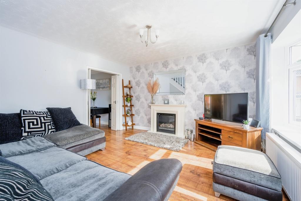 3 Hedgerow Close, Hednesford, WS12 4SR 3 bed semidetached house to