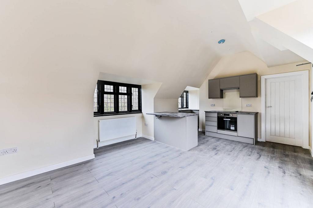 Station Approach Road, Sutton, Tadworth, KT20 1 bed flat £1,350 pcm