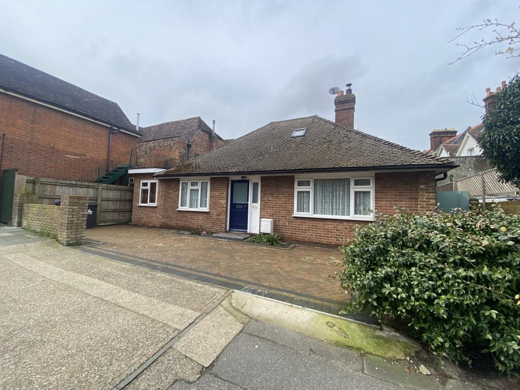 Nunnery Fields Canterbury CT1 3 bed detached house £1,600 pcm (£369 pw)