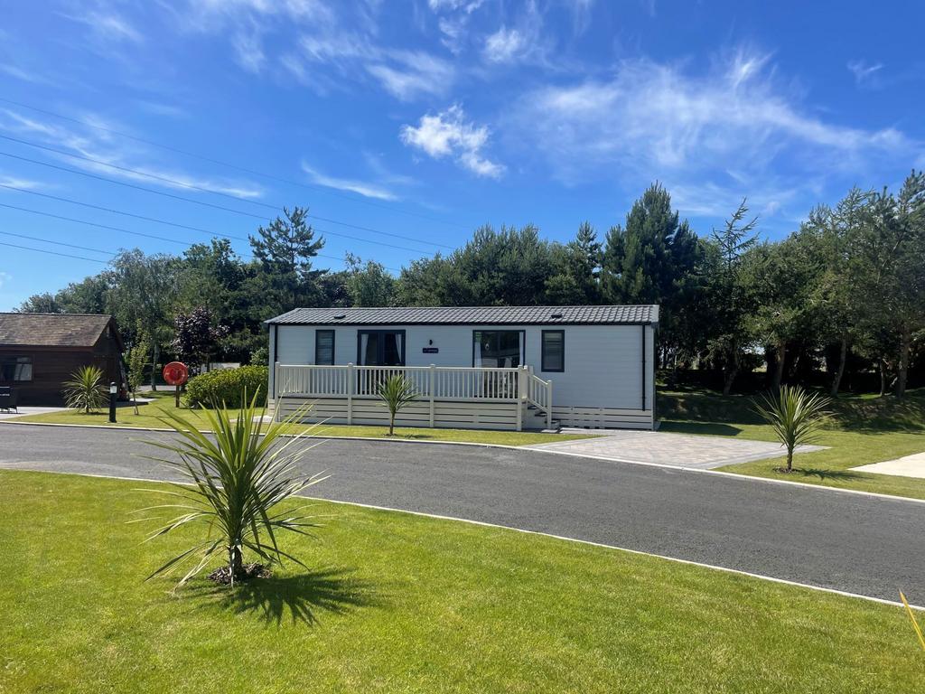Hambleton, Lancashire, FY6 2 bed park home for sale £69,995