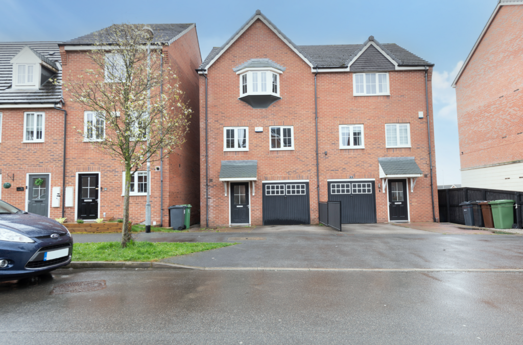 Oak Drive, Leeds 3 bed semidetached house for sale £240,000