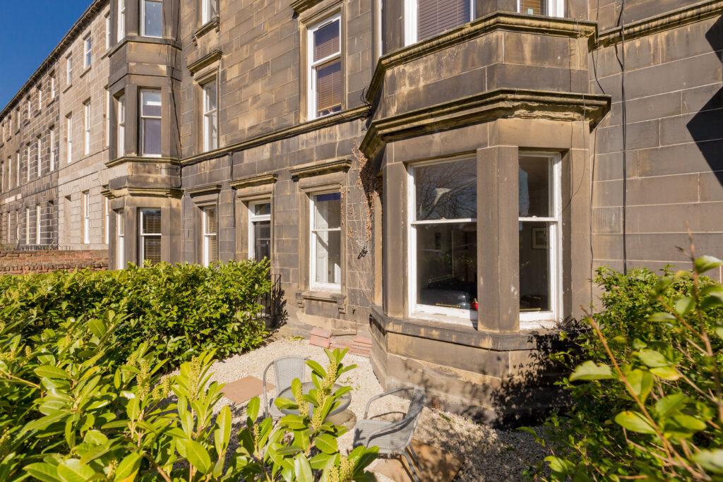 5/2 Links Gardens, Leith Links, EH6 7JH 2 bed ground floor flat £325,000
