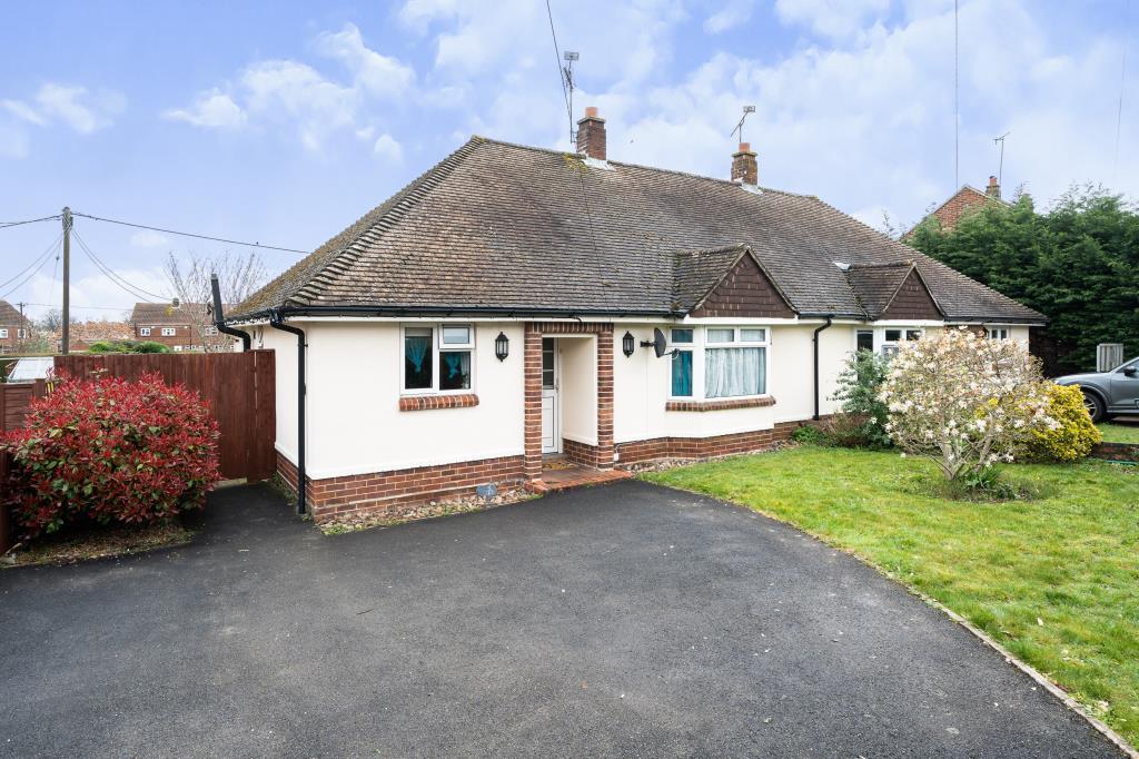 Yateley, Hampshire, GU46 2 bed semidetached bungalow for sale £350,000