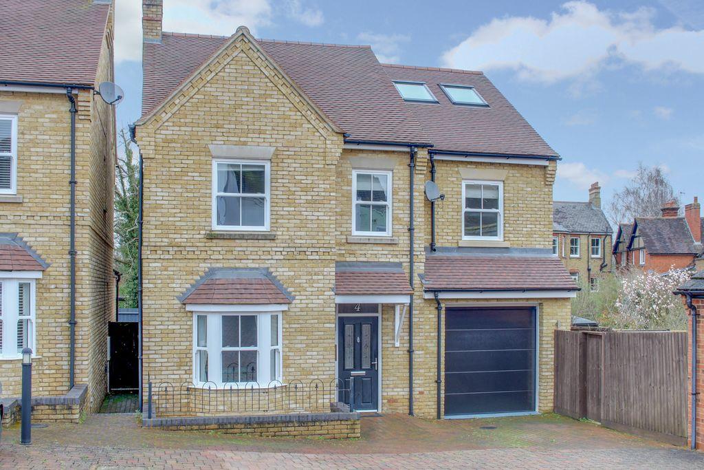 Dickens Yard, Linslade, Leighton Buzzard LU7 2AR 6 bed detached house