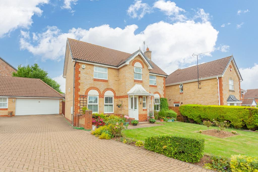 Elvington Gardens, Luton, Bedfordshire, LU3 4 bed detached house for