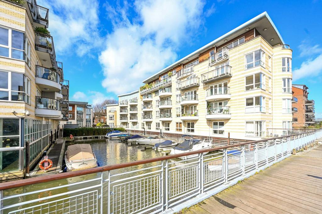 Marina Place, Hampton Wick, Kingston... 2 bed flat £3,100 pcm (£715 pw)