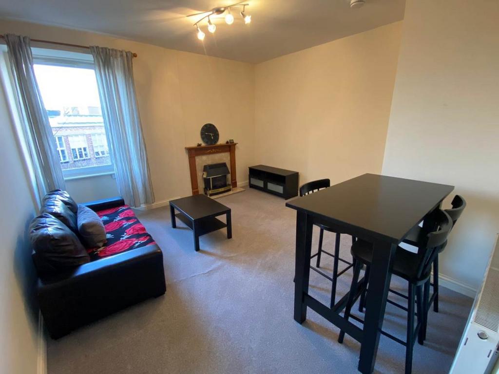 Bothwell Street, Leith, Edinburgh 1 bed flat £850 pcm (£196 pw)