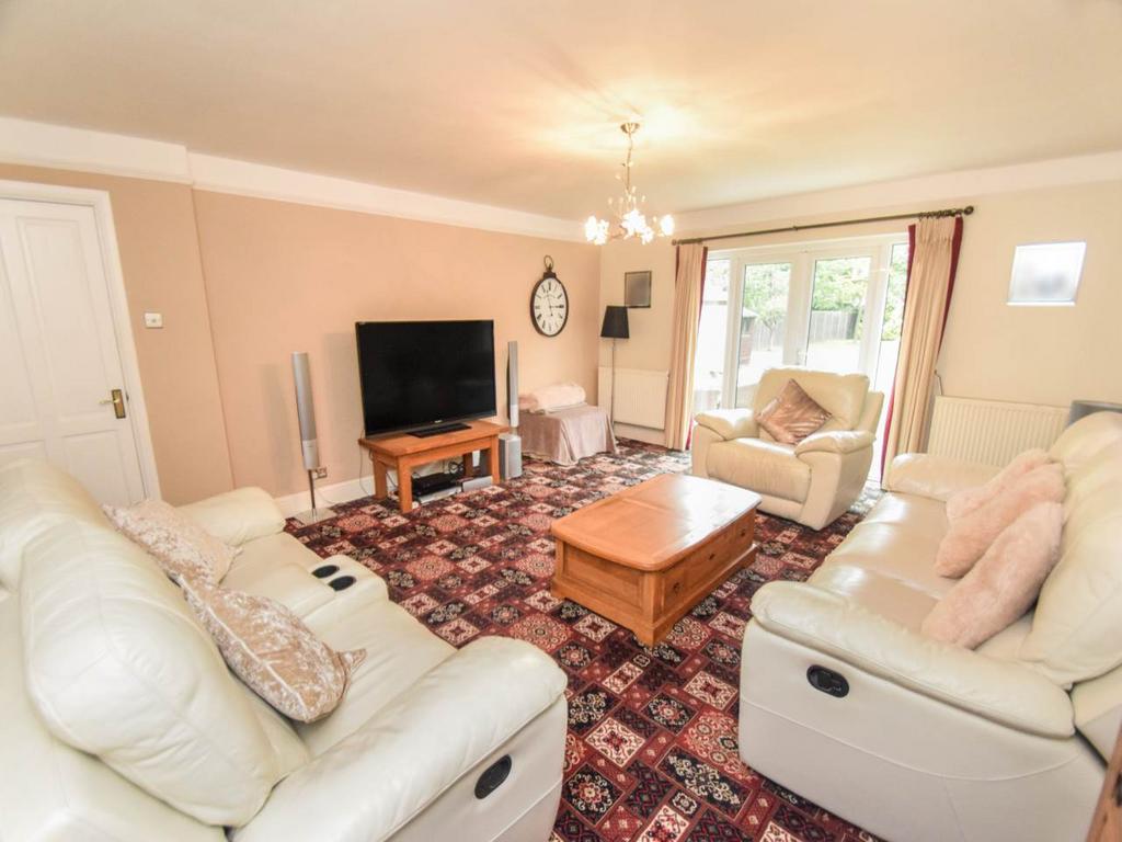 Woodside, Wigmore, Kent 4 bed detached house £2,100 pcm (£485 pw)