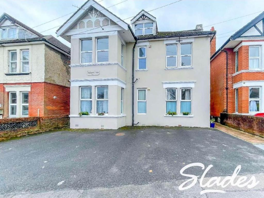 Seabourne House, Southbourne Road, Southbourne 1 bed flat £895 pcm (£