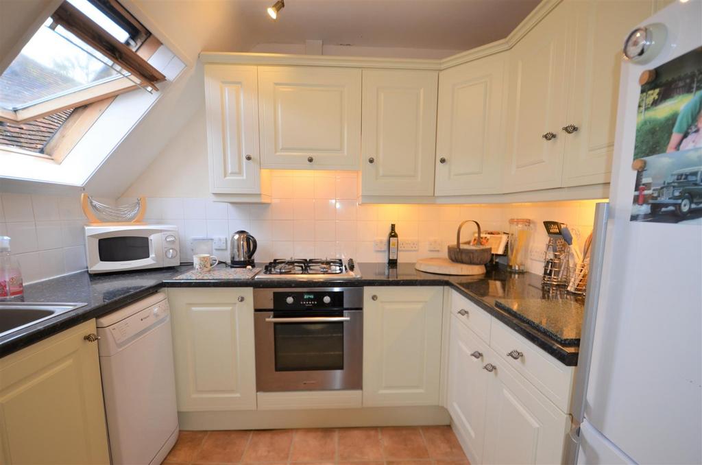 Station Road, Haddenham, Aylesbury 2 bed apartment £1,200 pcm (£277 pw)