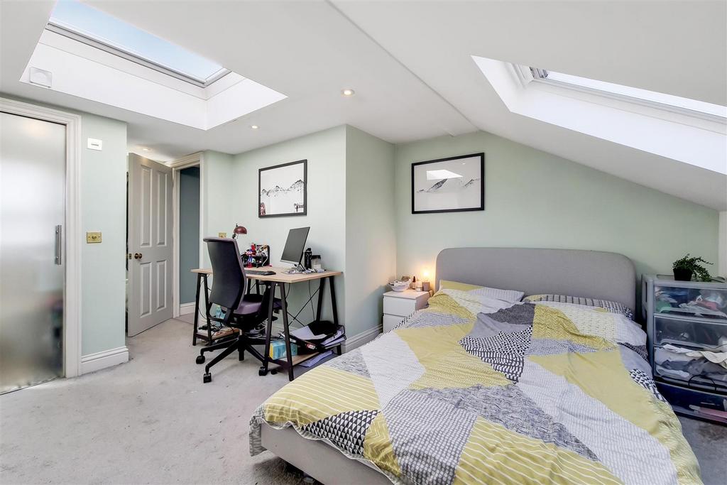 16 Main Bedroom-1.jpg