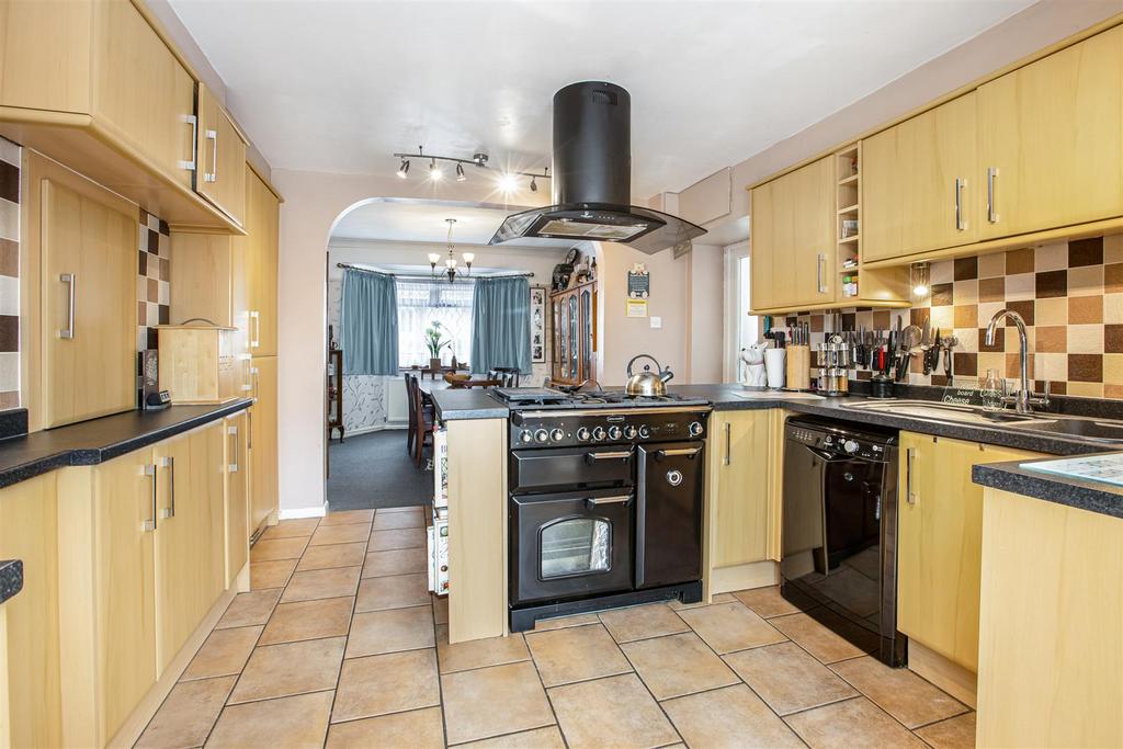 Kitchen 2.jpg