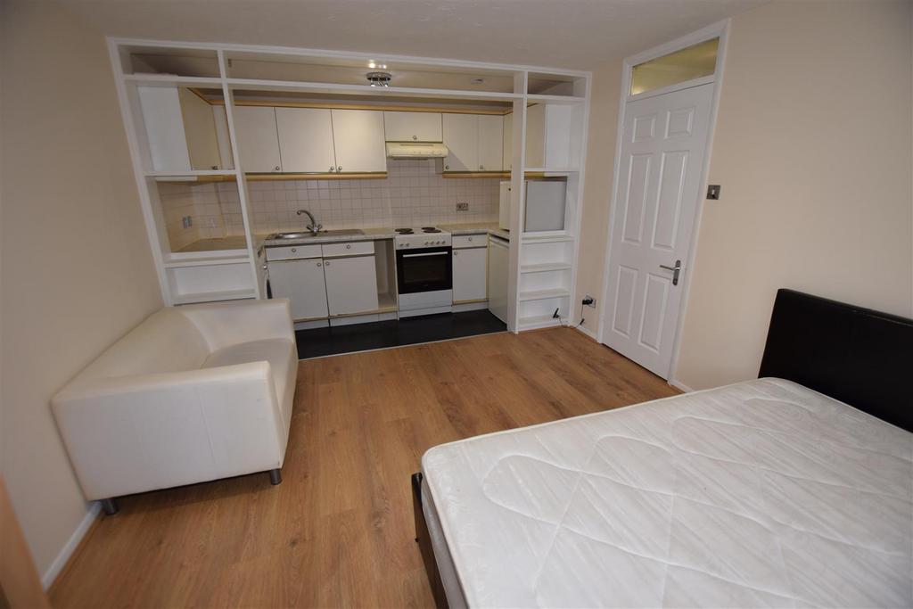 Laburnum Close, Friern Studio £1,000 pcm (£231 pw)