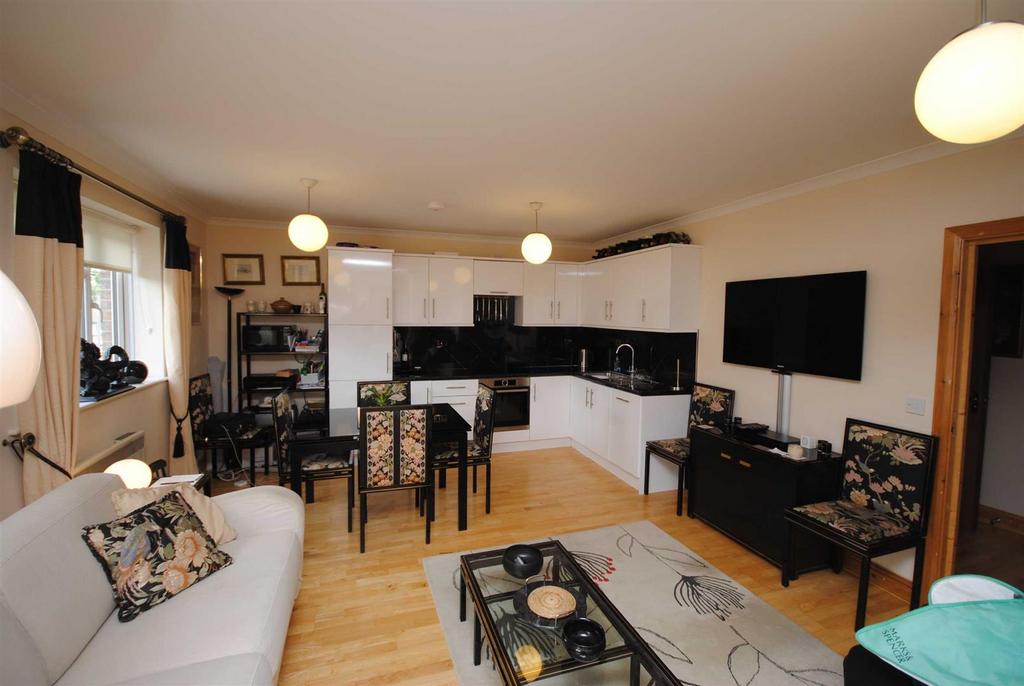 Brewhouse Hill, Wheathampstead 2 bed apartment £1,100 pcm (£254 pw)