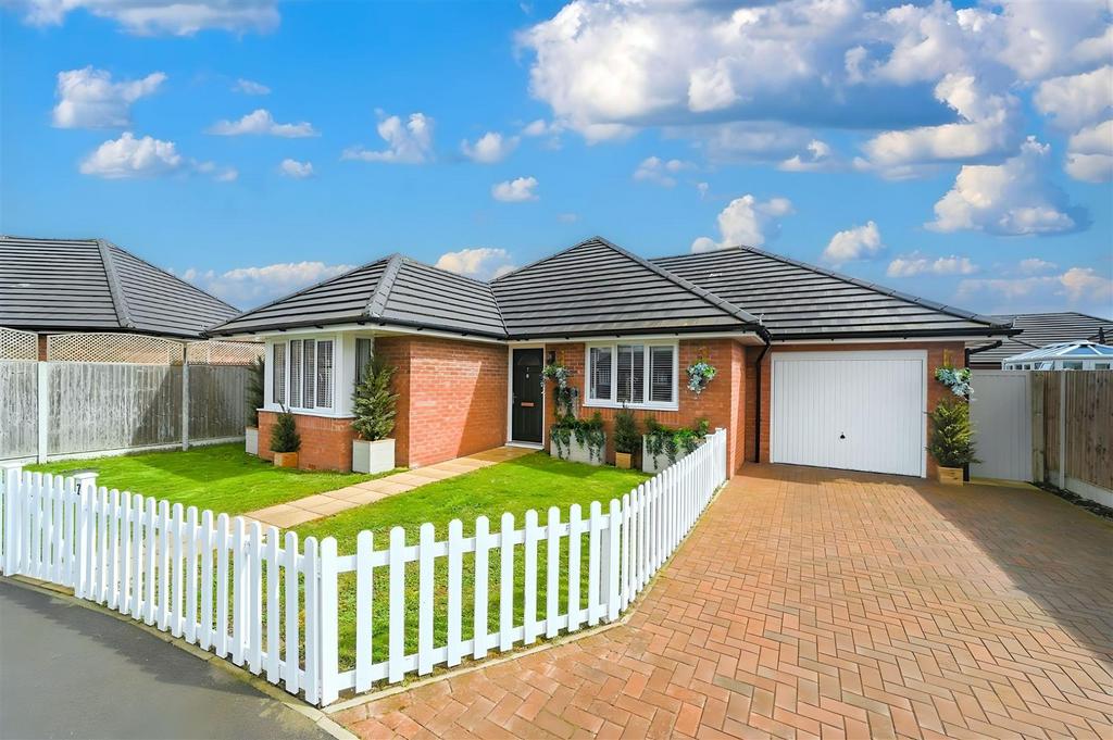 Brunswick Gardens, Mistley 3 bed detached bungalow for sale £425,000