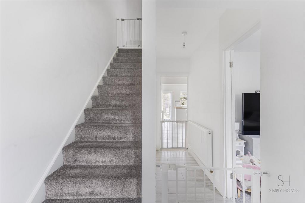 Windsor Drive, Hertford 3 bed terraced house £425,000